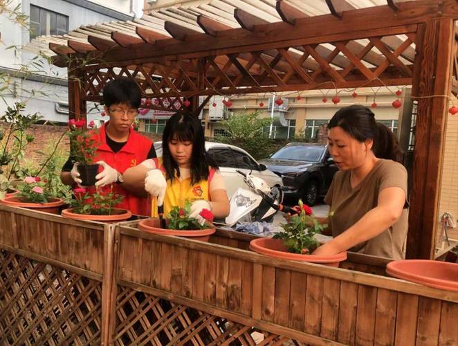 三年来,她策划组织并执行长命水村美丽家庭